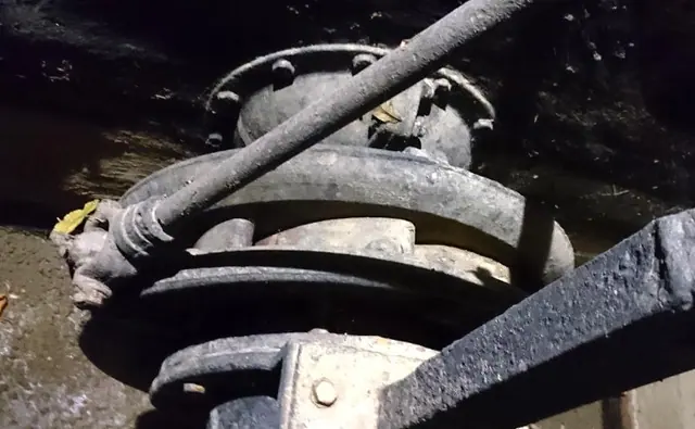 Nahaufnahme des Turbinengehäuses mit Regelgestänge